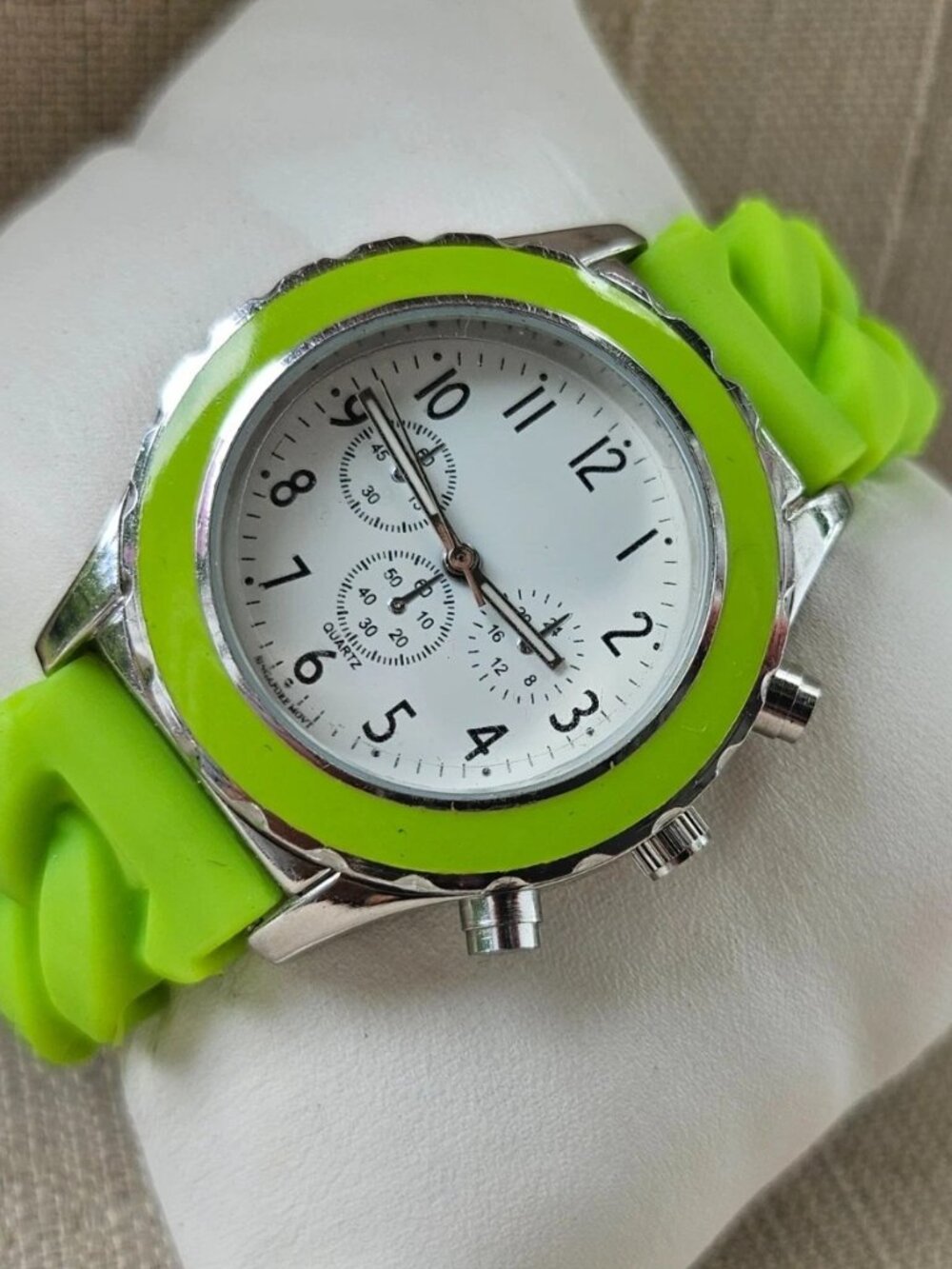 Fashion Women Wristwatch Green Rubber Strap Cuff Stretched Band Analog Watch